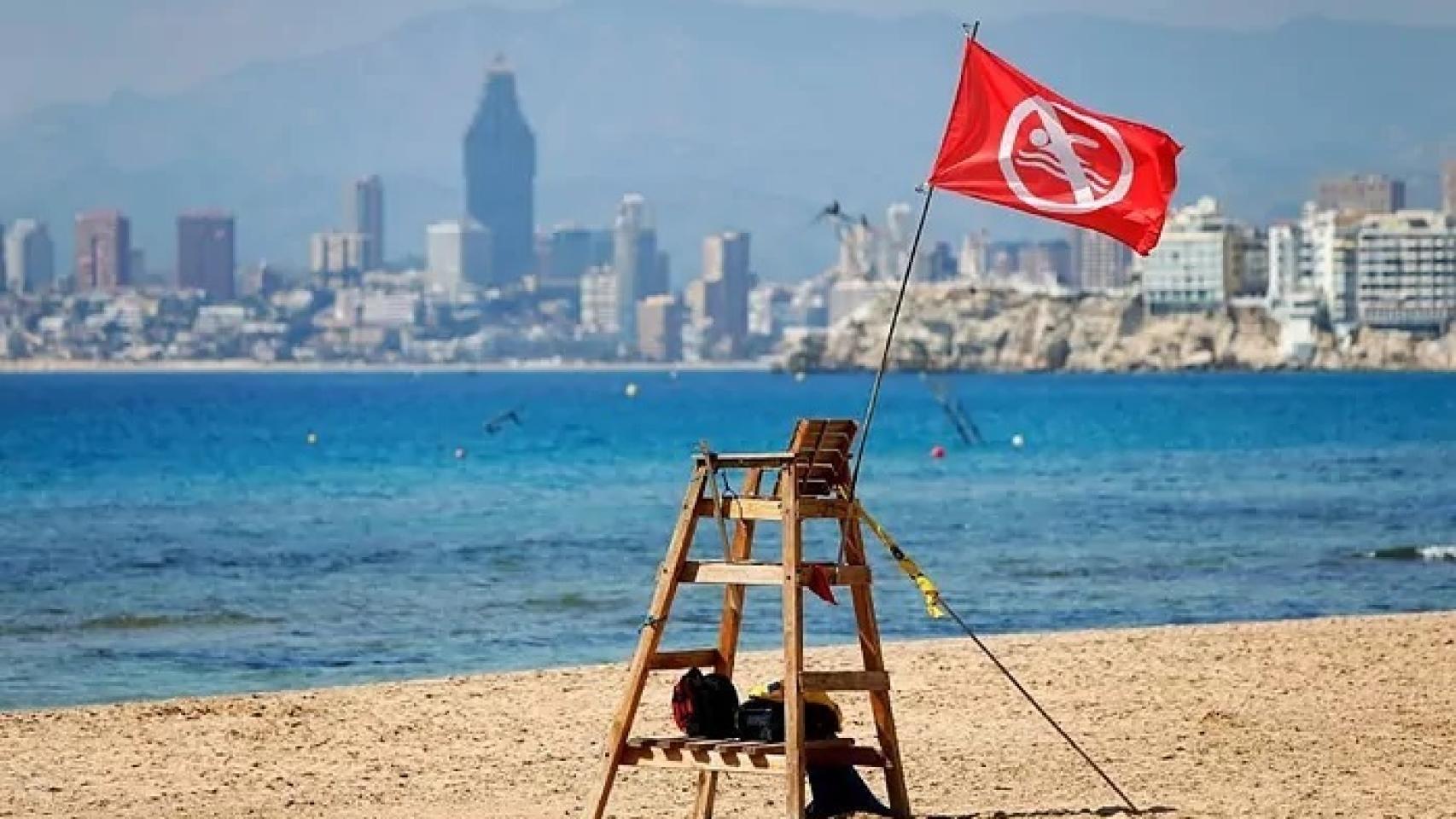 Silla de socorrista vacía en la playa de Poniente de Benidorm, en imagen de archivo.