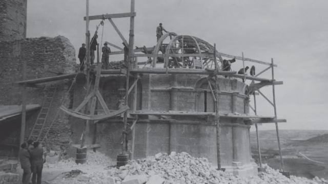 Retirada de las cimbras usadas en el desmontaje de la Iglesia