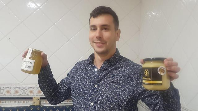 Adrián con su miel ganadora