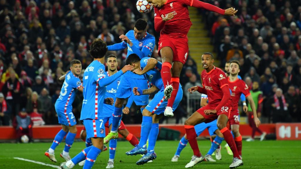 Virgil Van Dijk supera a la defensa del Atleti de cabeza