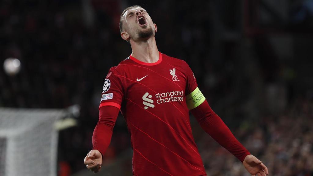 Jordan Henderson, en un partido del Liverpool de la temporada 2021/2022