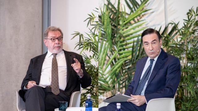 Juan Luis Cebrián y Pedro J. Ramírez, durante la presentación de El jefe de los espías.
