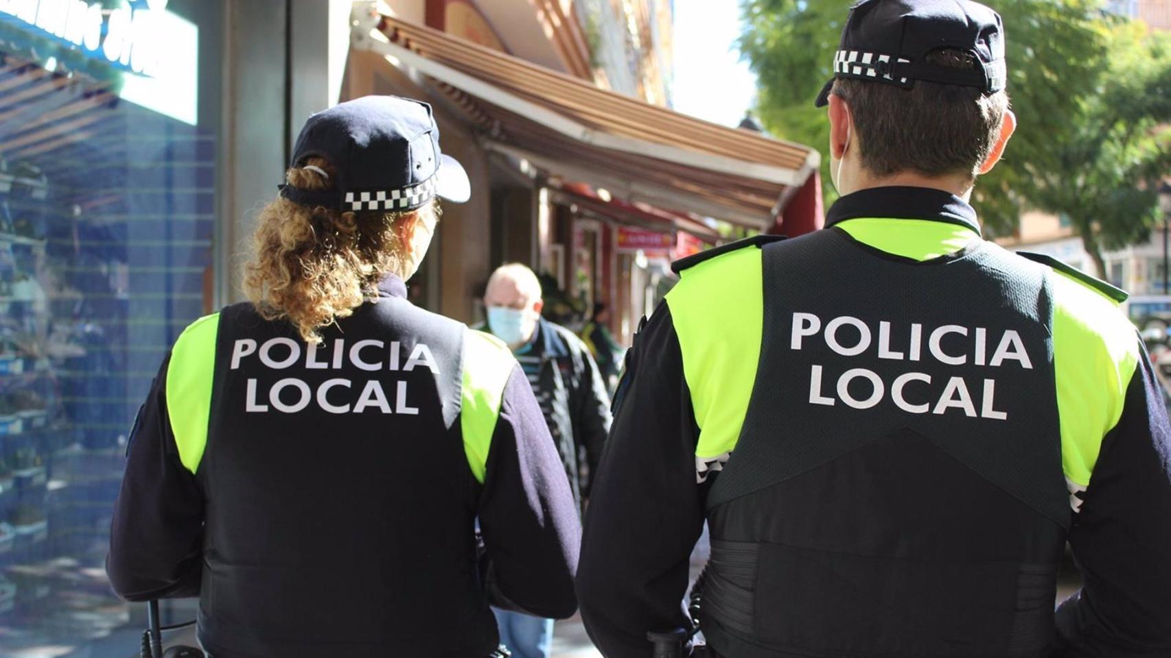 Una imagen de archivo de dos agentes de policía.