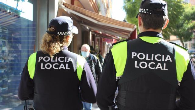 Una imagen de archivo de dos agentes de policía.