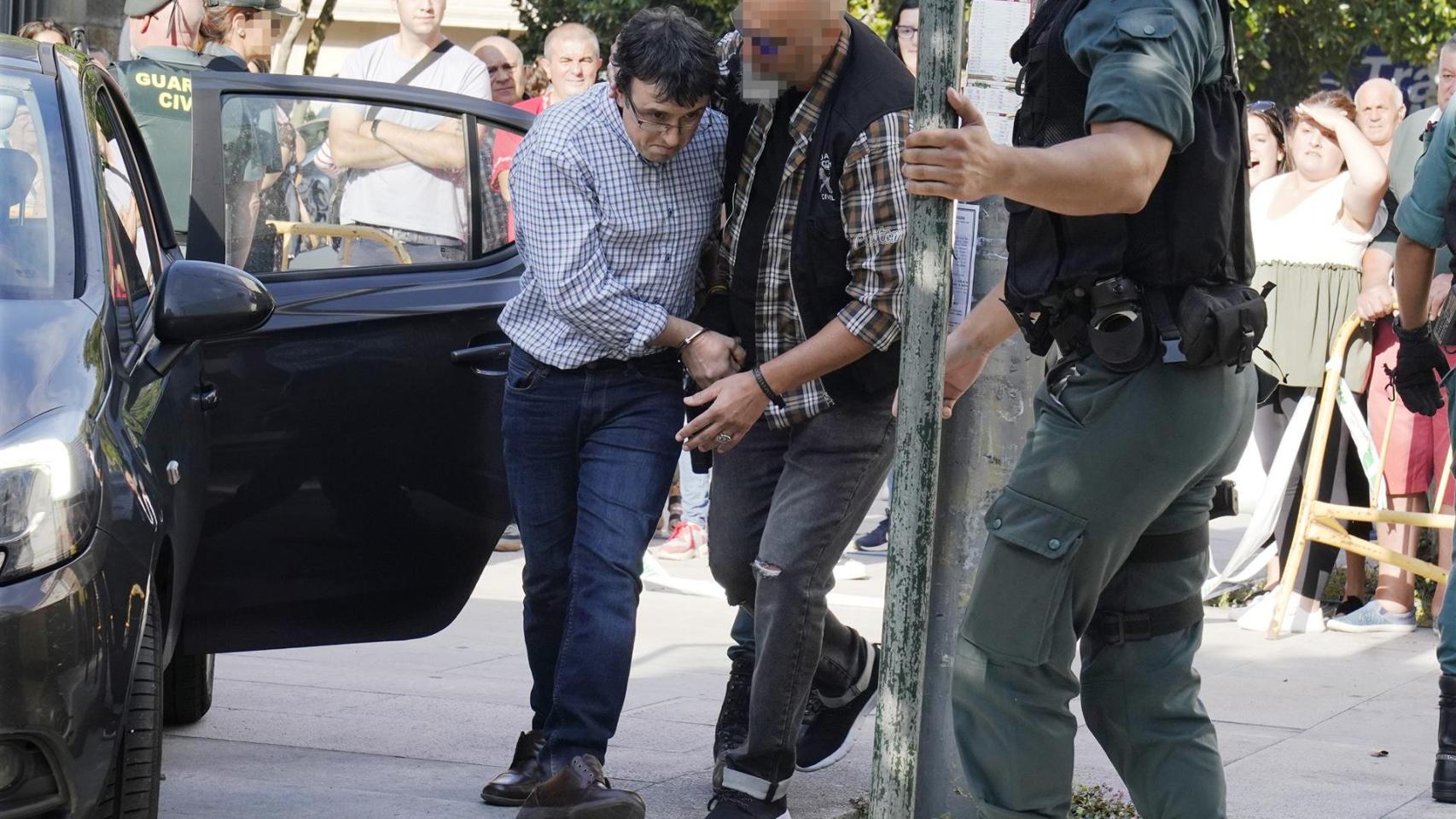 El autor confeso del asesinato de su exmujer, su excuñada y su exsuegra en Valga (Pontevedra), a su llegada al Juzgado de Caldas de Reis en septiembre de 2019