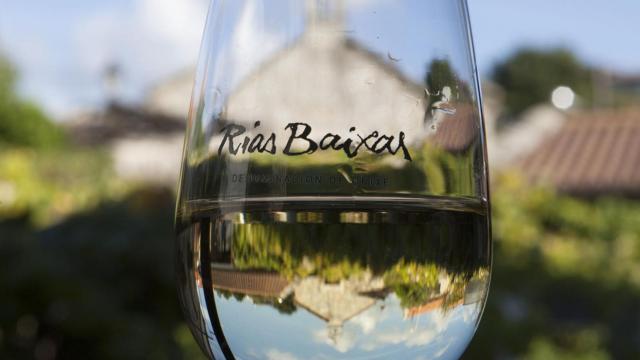 Foto promocional de vino albariño de Rías Baixas.