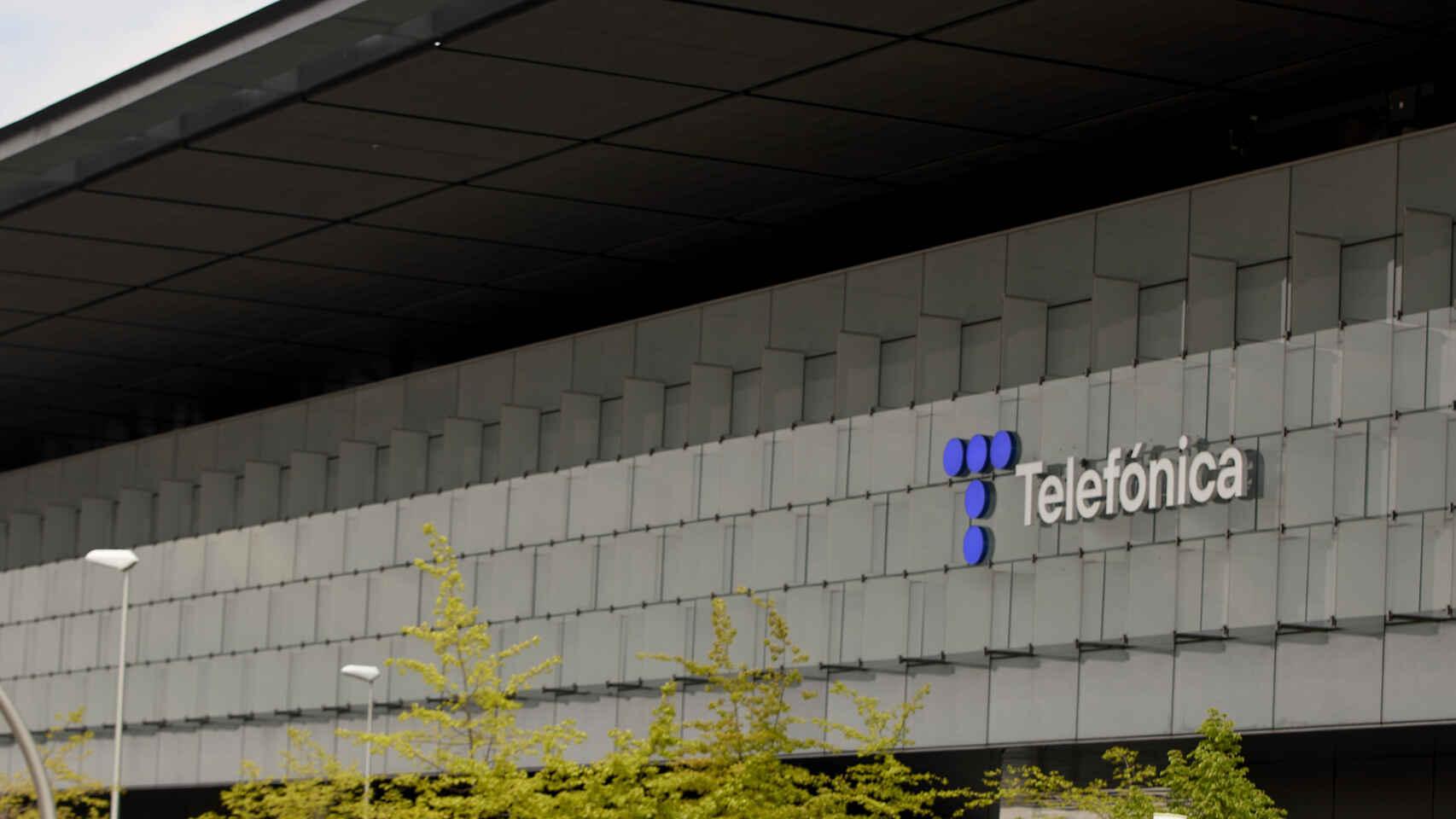 Fachada de uno de los edificios de la sede central de Telefónica.