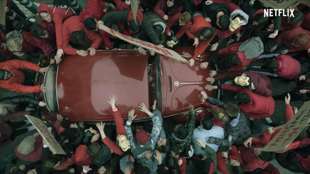 El coche rojo que aparece al inicio del tráiler.