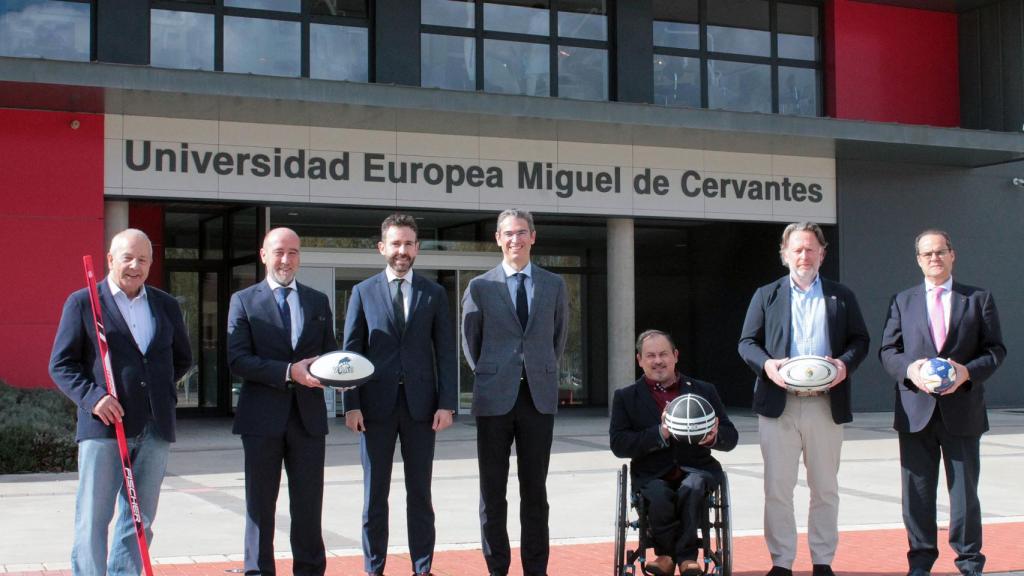 Directivos de los diferentes clubes y miembros de la Universidad posan ante la entrada de la UEMC