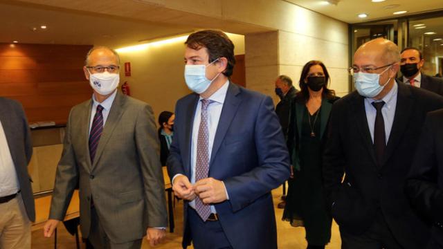 Luis Fuentes, Alfonso Fernández Mañueco y Francisco Igea asisten a la entrega de los Premios Castilla y León Económica