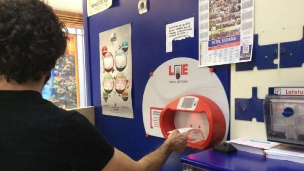 Imagen de archivo de un hombre comprobando un boleto