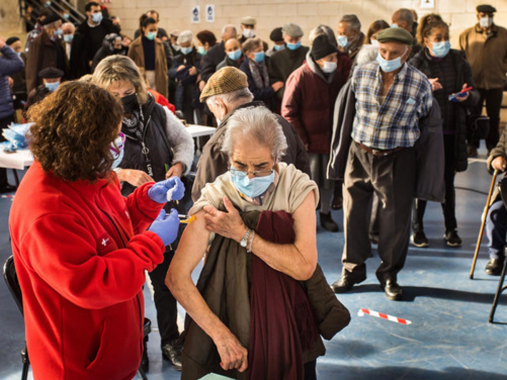 Jose Vicente / ICAL. Vacunación masiva del COVID-19, con su tercera dosis, y de la gripe en Tamames a los nacidos en 1951 y años anteriores