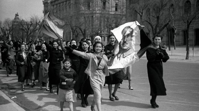 Celebración de la entrada de las tropas franquistas en Madrid, en marzo de 1936.