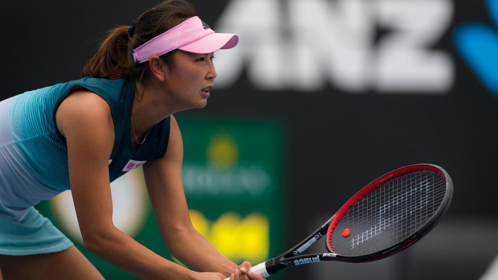 La tenista Peng Shuai espera un saque durante un partido