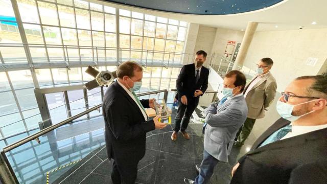 Visita del alcalde de Puertollano (Ciudad Real), Adolfo Muñiz, a la empresa aeroespacial Deimos