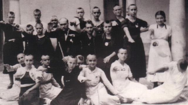 Jóvenes rapadas en Montilla, Córdoba, haciendo el saludo fascista.