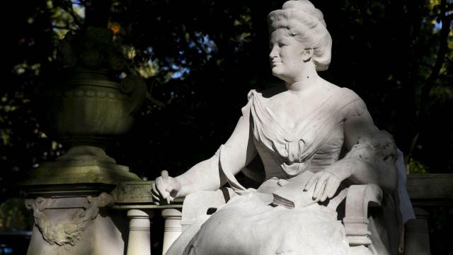 La estatua original de Emilia Pardo Bazán en los Jardines de Méndez Núñez.