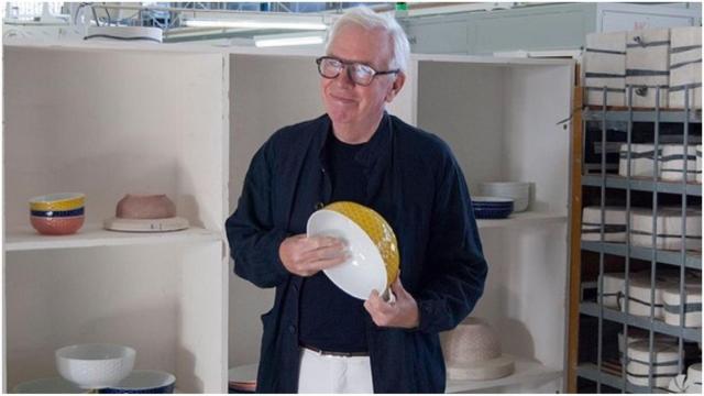 David Chipperfield con piezas de su colección de Sargadelos.