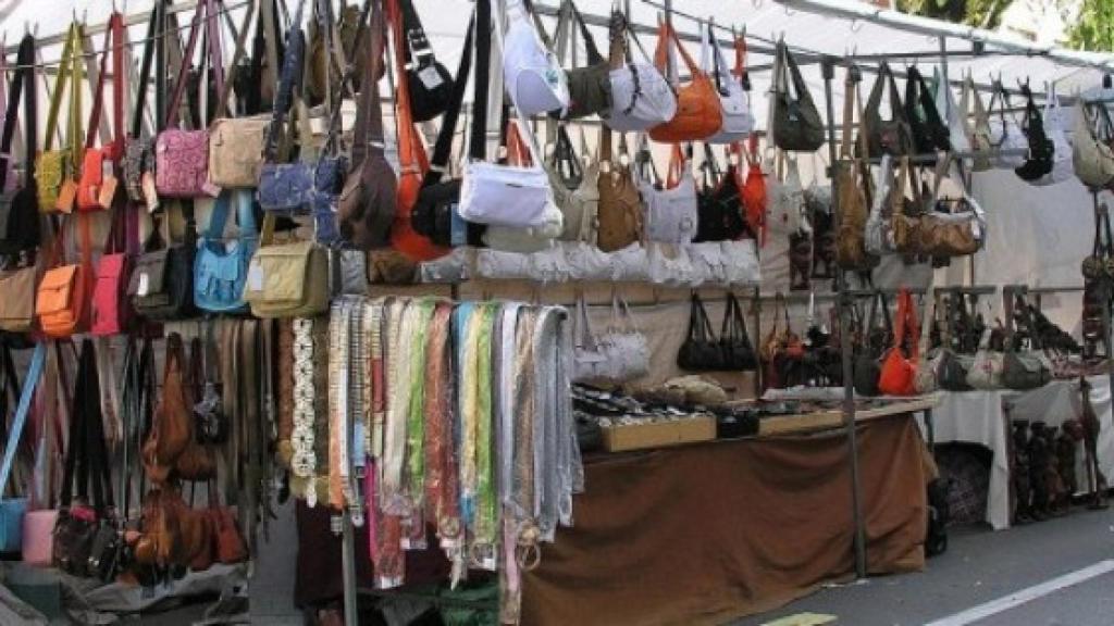 Bolsos en el mercadillo de Coia