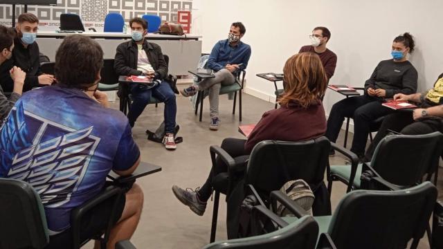 Asamblea de jóvenes en la sede de Comisiones Obreras en Guadalajara
