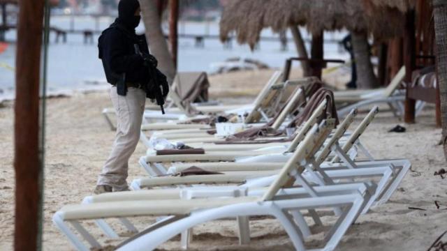 Un agente de la policía de México en la playa del Caribe donde se ha producido el tiroteo.