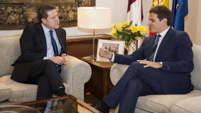 Emiliano García-Page (i) y Albert Rivera (d), en 2017 durante una reunión en el toledano Palacio de Fuensalida.