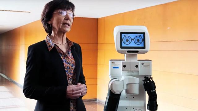 Carme Torras con el robot Sócrates.