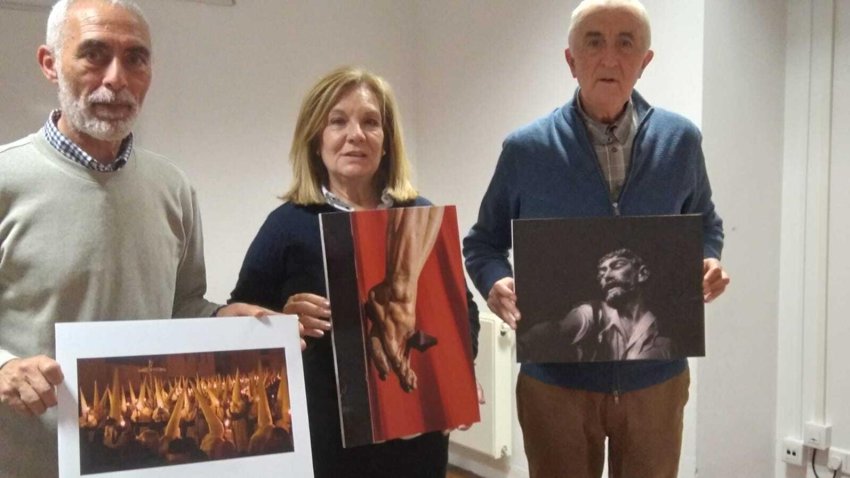 La presidenta, Isabel García, con el cartel ganador y los dos finalistas