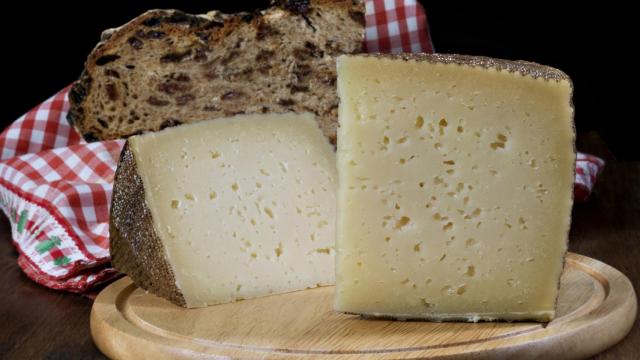 Un par de cuñas de queso manchego.