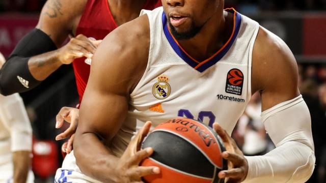 Yabusele protege el balón ante la presión de Thomas