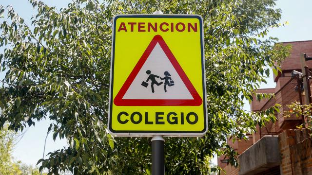 Señal de peligro próxima a un centro educativo.