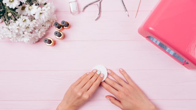 Este es el kit mejor valorado para quitar la manicura semipermanente en casa