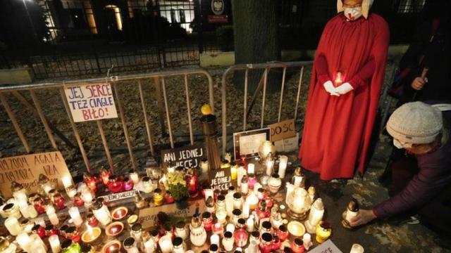 Altar en recuerdo de la víctima de la ley antiaborto polaca.