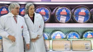 Montaje de Miguel Ángel y María del Mar García Baquero con los quesos de su empresa de fondo.