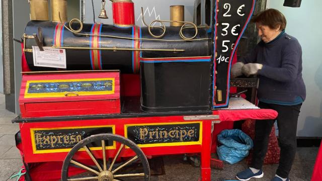 Elsa Ramos, la castañera de Príncipe, durante unas navidades en Vigo.