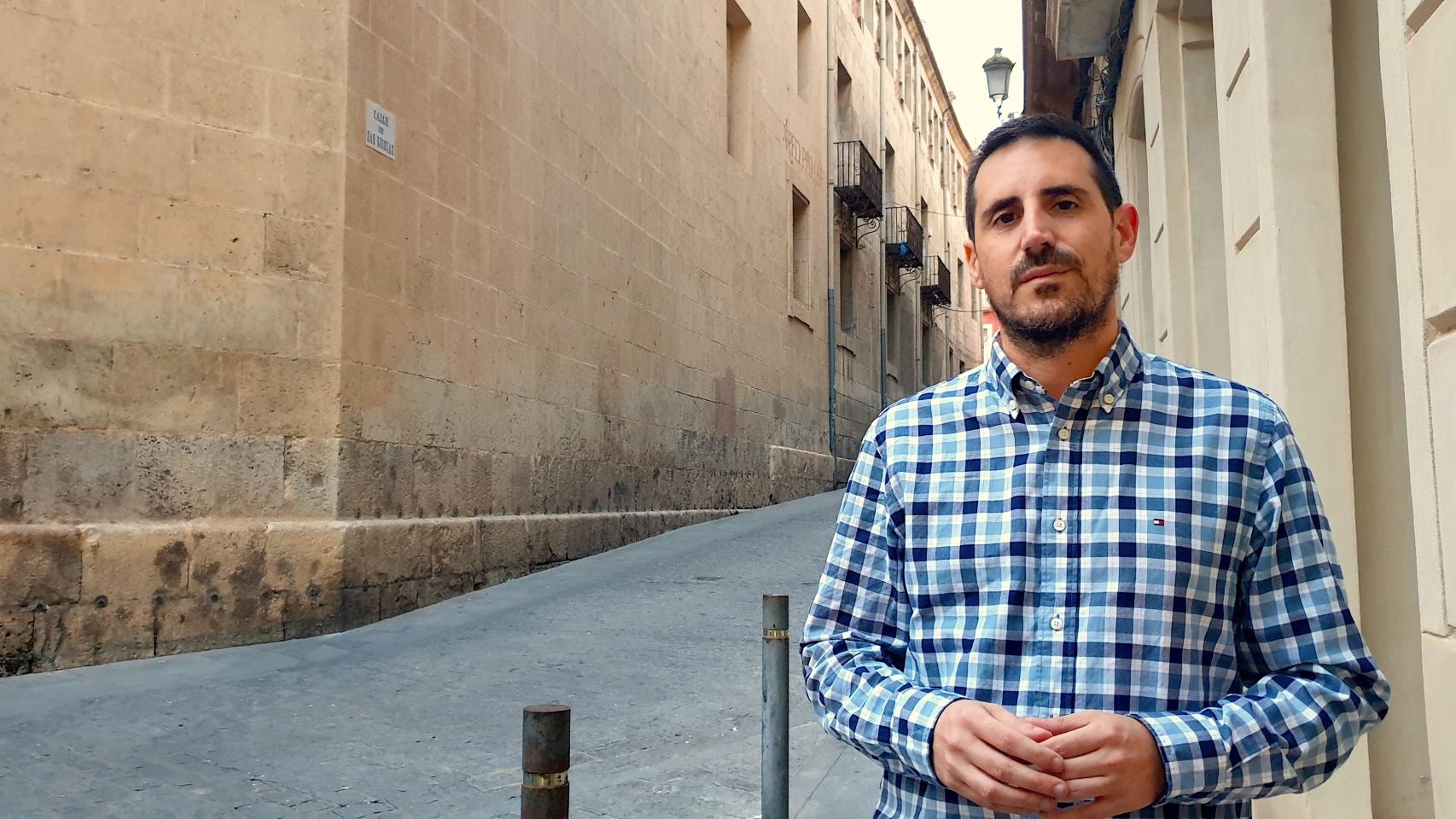 Antonio Adsuar prepara su libro mientras trabaja en su blog Alicantinismo.