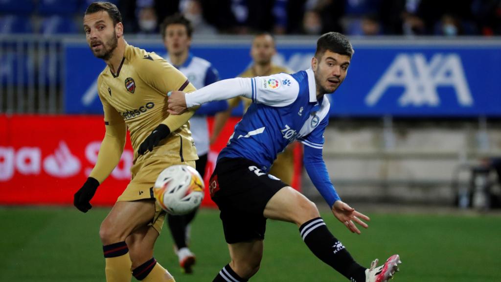 Roberto Soldado y Martín Aguirregabiria, durante el Alavés - Levante