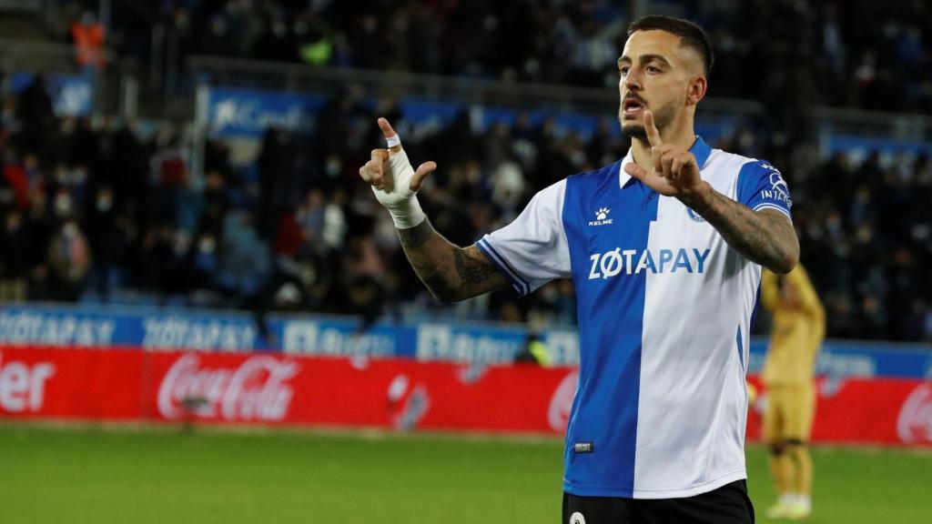 Joselu celebra uno de sus goles.