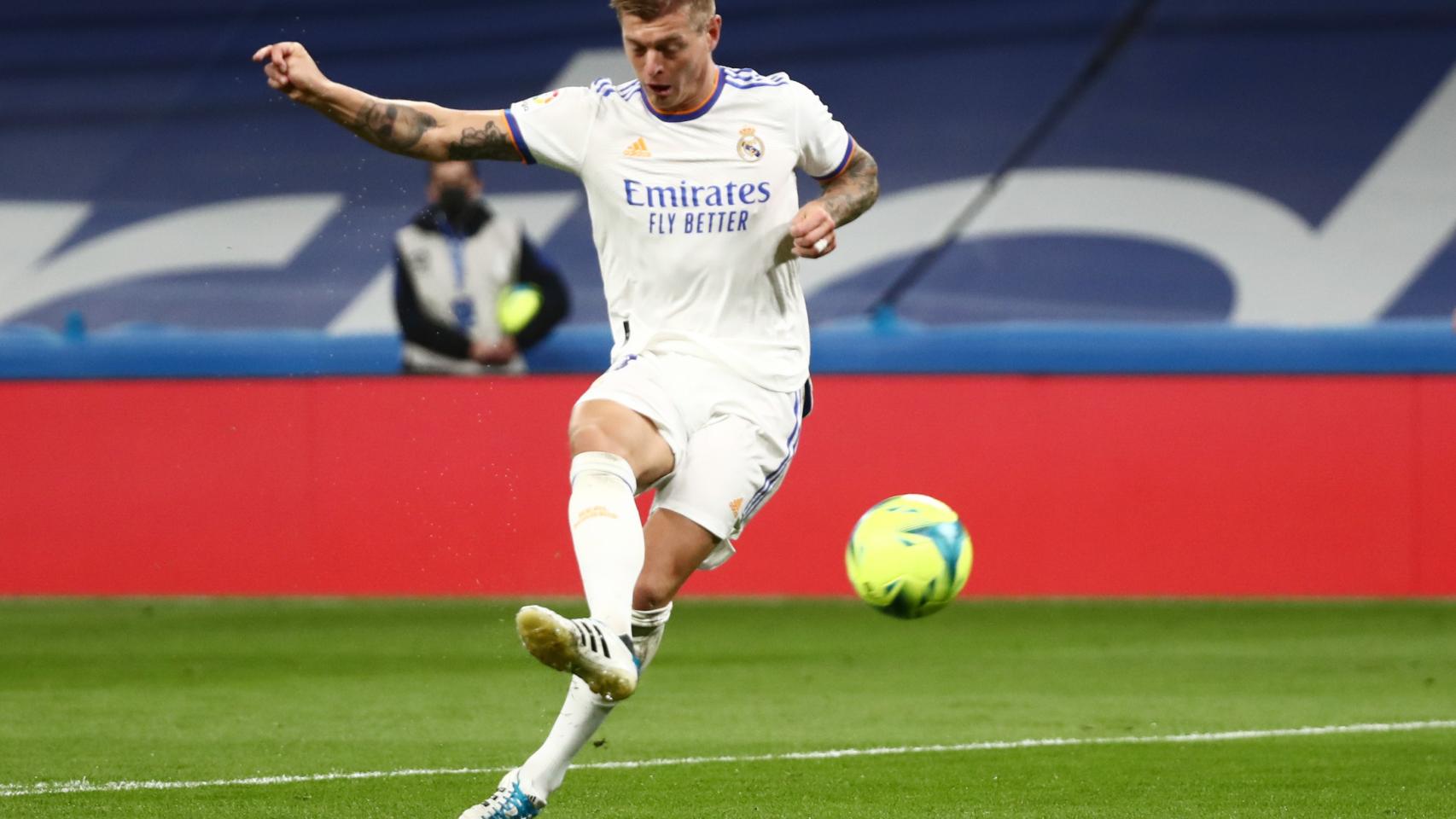 Toni Kroos dispara dentro del área del Rayo Vallecano y marca gol