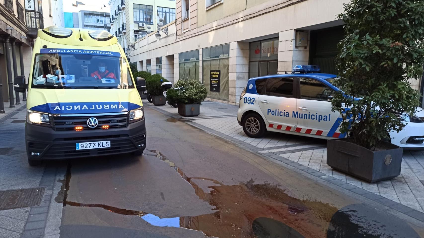 Ambulancia y Policía Local en la calle Menéndez Pelayo