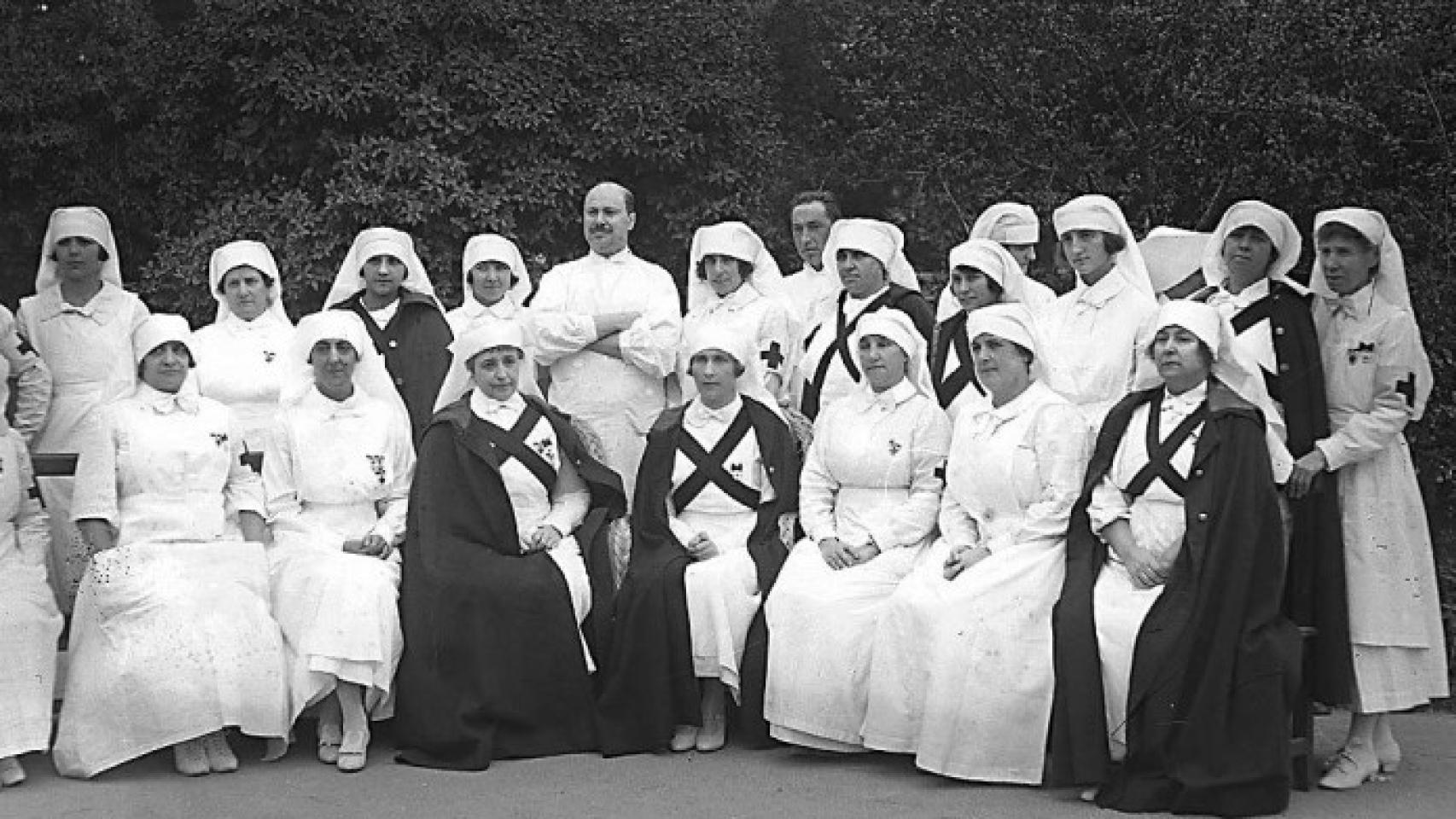 La Reina Victoria Eugenia con un grupo de enfermeras de la Campaña de Marruecos. Foto Archivos Estatales