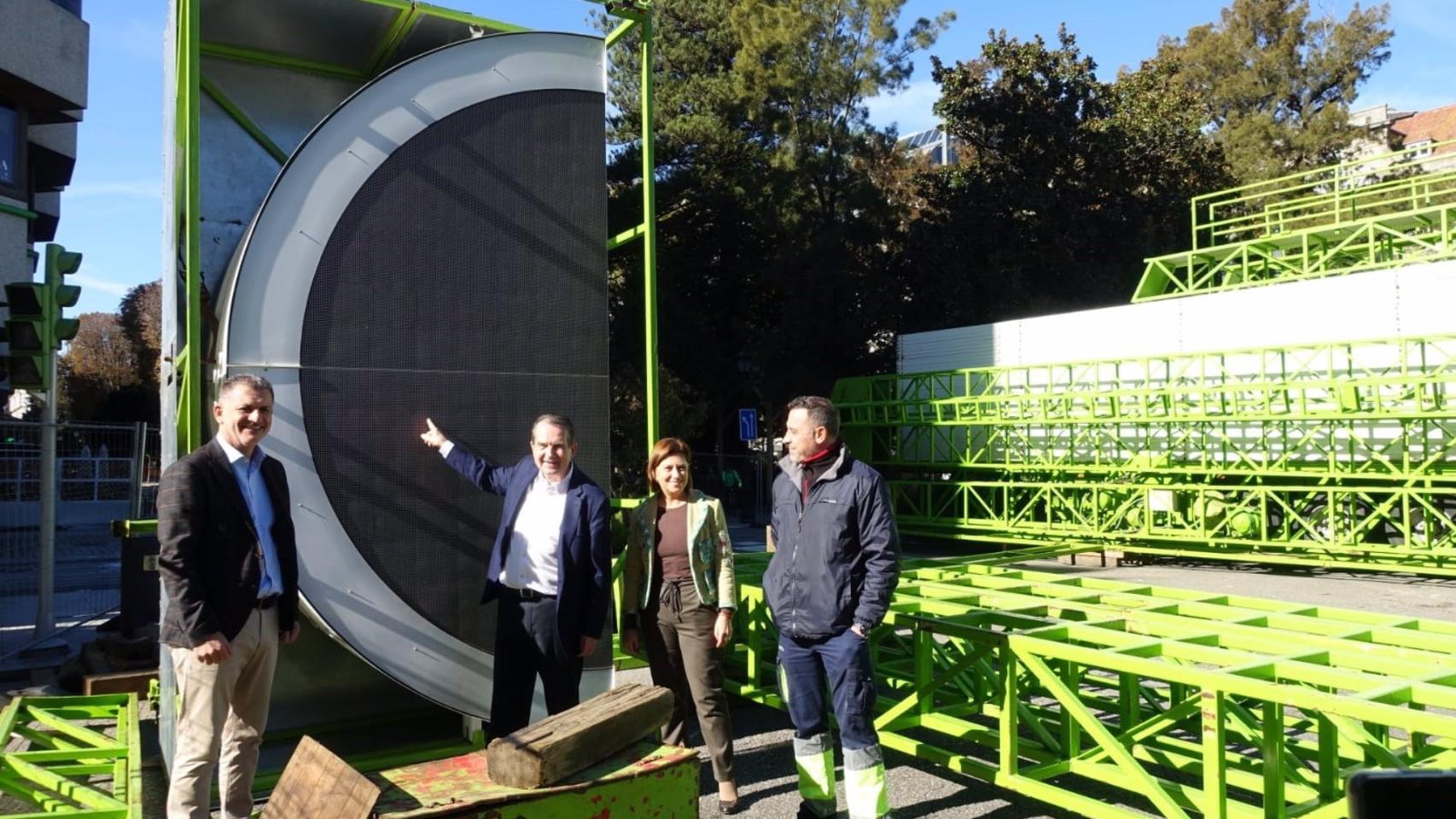 Abel Caballero, visita las obras de montaje de la noria navideña.