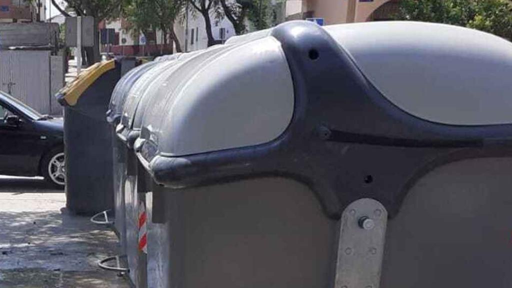 Un trabajador de Limasam, junto a unos contenedores de basura en Málaga.