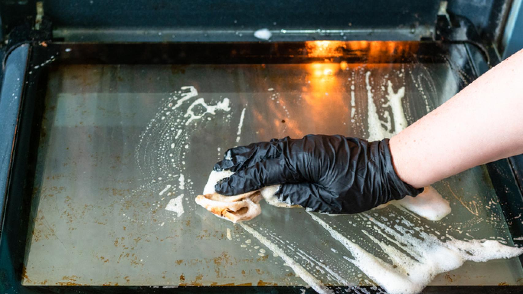 El mejor truco para limpiar el cristal del horno