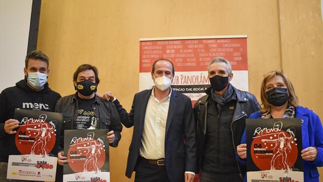 El alcalde de Guadalajara, Alberto Rojo (en el centro), junto al cantante Ramoncín (segundo por la derecha).