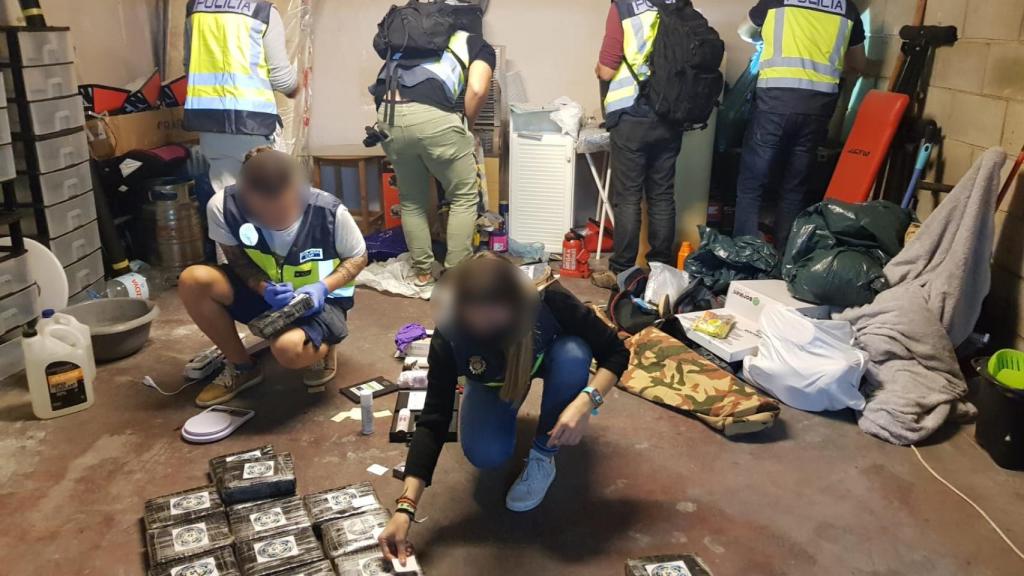 El garaje de Playa de San Juan donde el grupo de traficantes escondía su alijo de drogas.