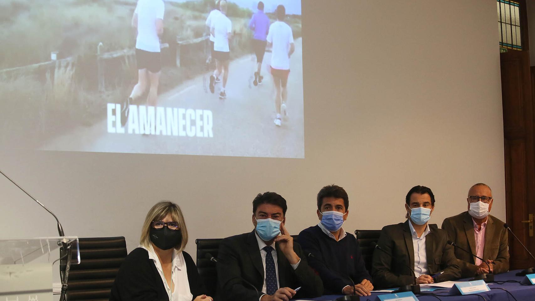 Las autoridades presentan esta cita reconvertida a media maratón por las costas alicantinas.