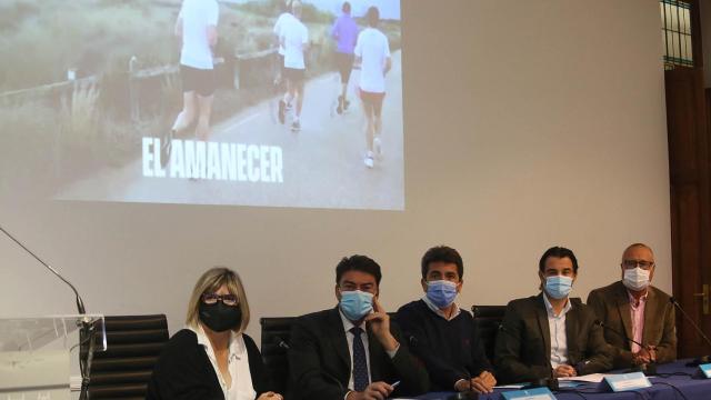 Las autoridades presentan esta cita reconvertida a media maratón por las costas alicantinas.