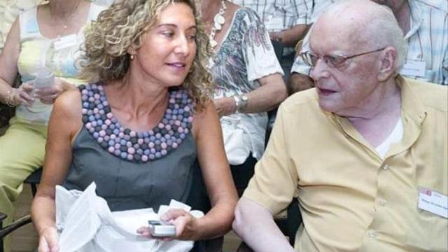 Paqui Viciano, a la izquierda, en una asamblea del PSPV-PSOE de Dénia.