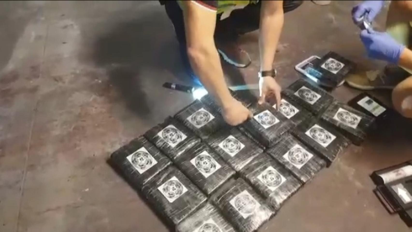 Un garaje en Playa de San Juan escondía los 20 kilos de cocaína con que el narcotraficante presuntamente suministraba a sus vendedores.